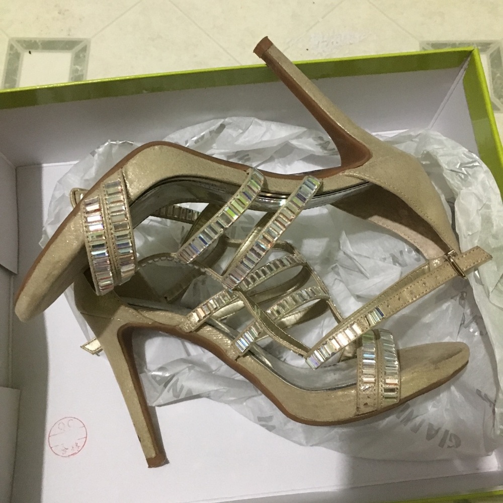 Shoes 👠 - Picture 2 of 5
